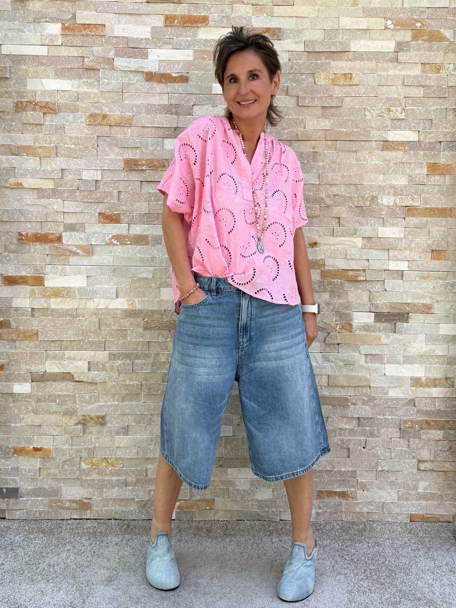 Bluse mit Lochstickerei in Pink
