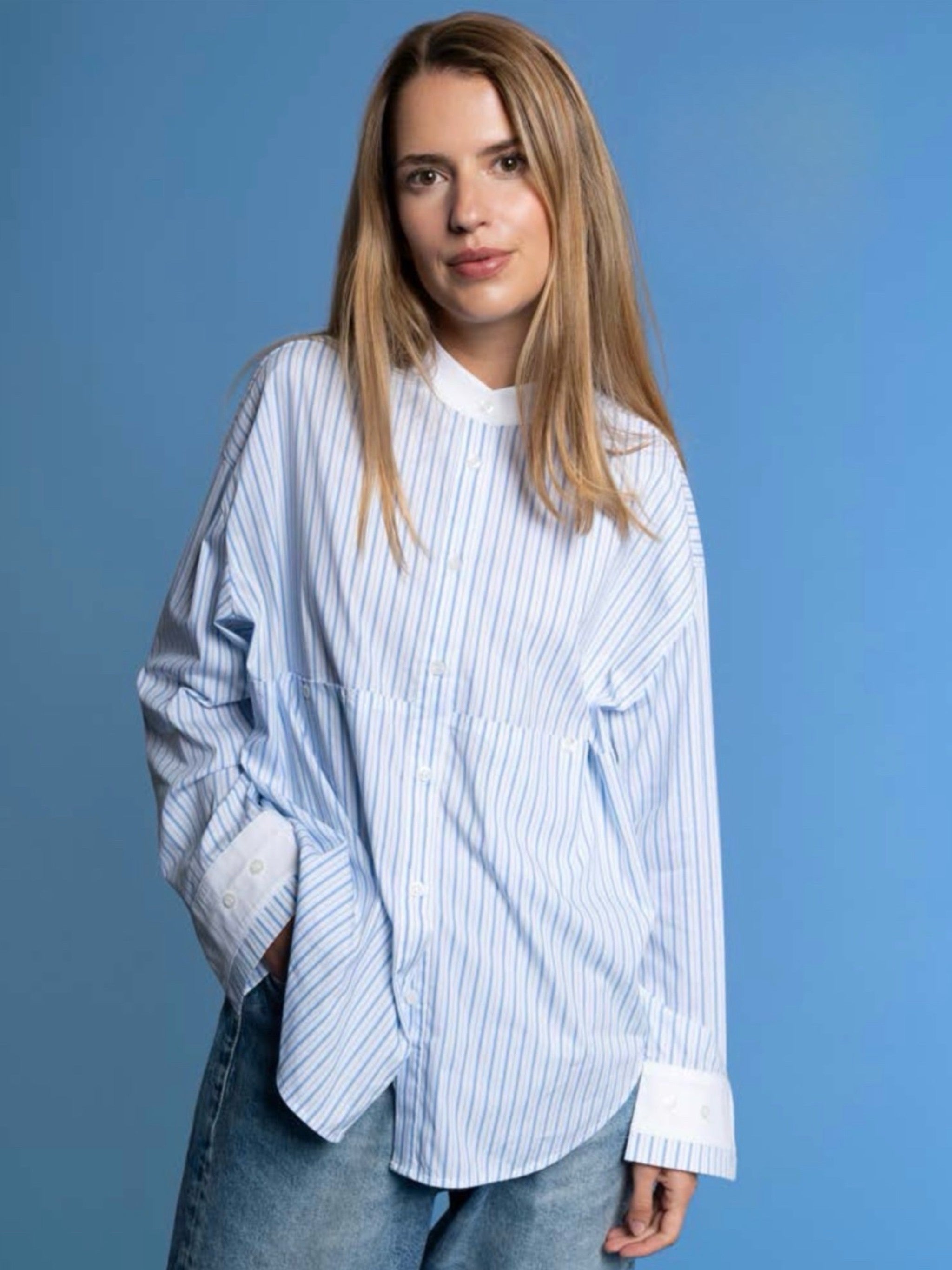 Oversized Streifen Bluse mit Stehkragen in Weiß mit Hellblau