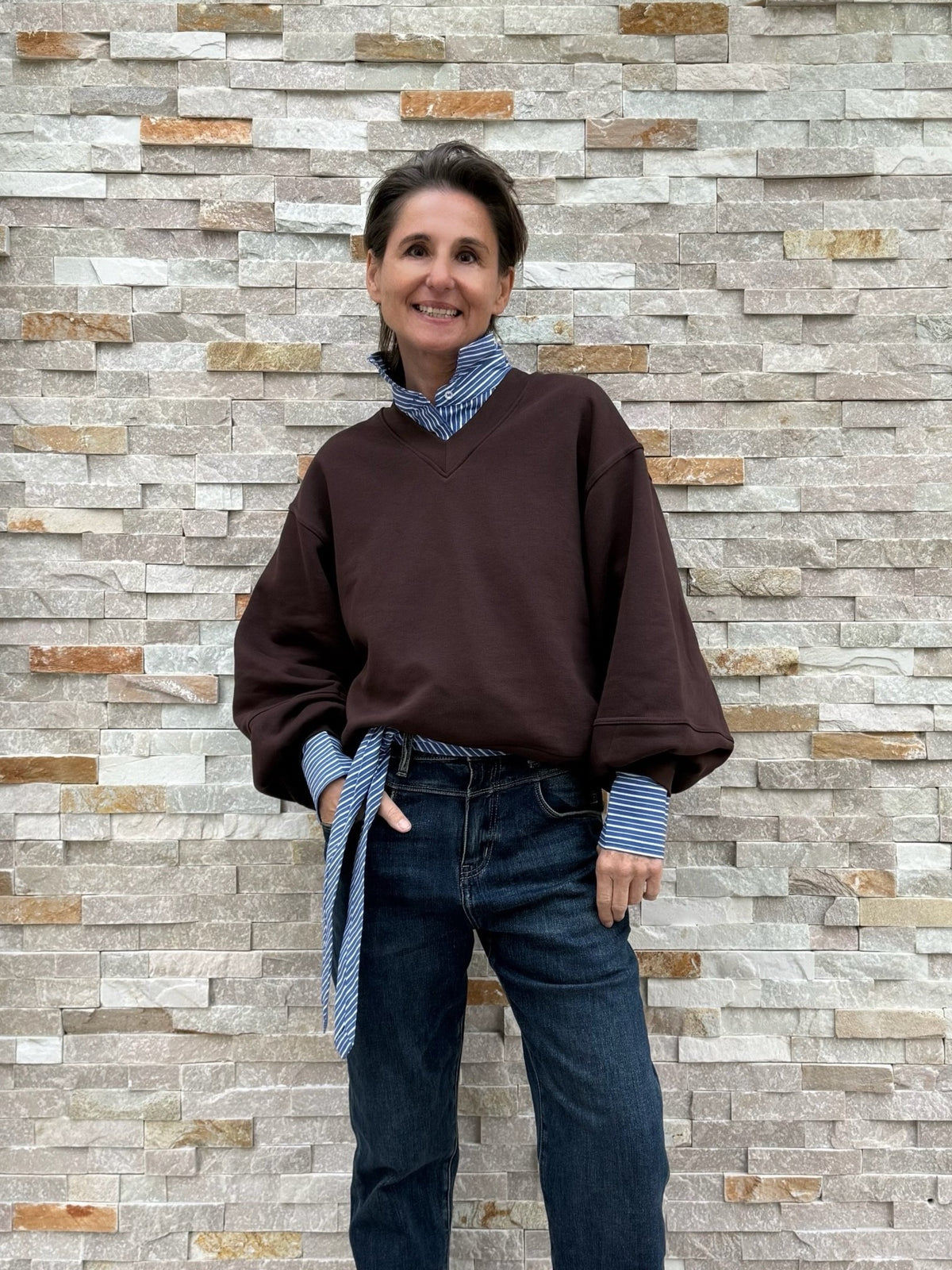 Cropped sweatshirt with barrel sleeves in dark brown