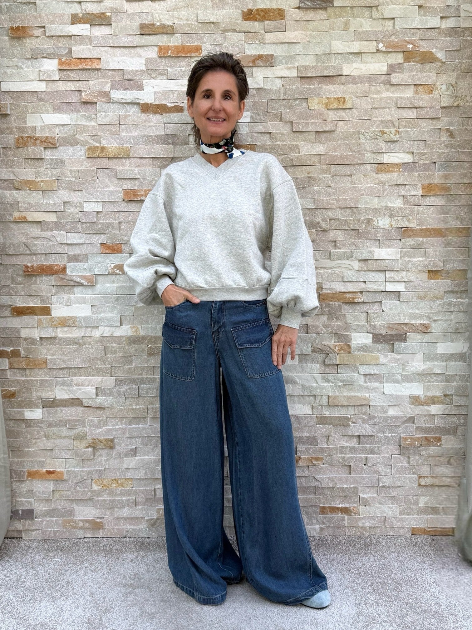 Cropped Sweatshirt mit Barrel Ärmel in Hellgrau