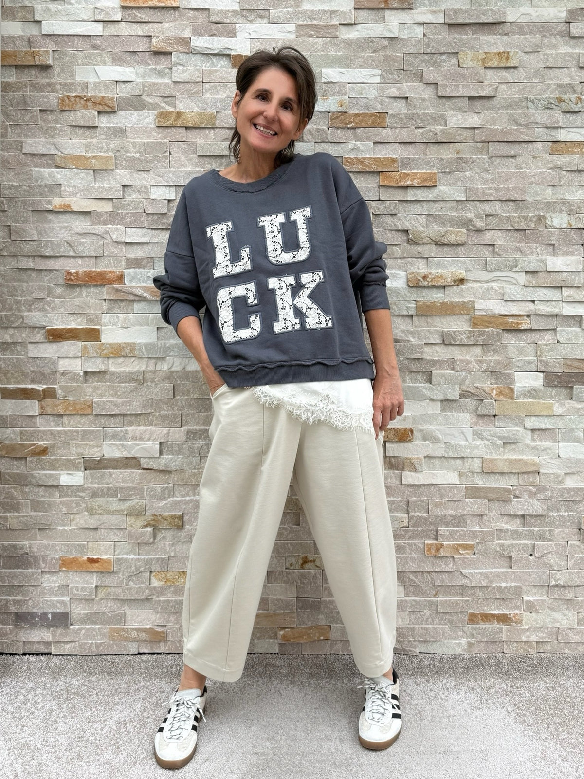 Sweatshirt LUCK mit Spitze-Applikation in vintage grey