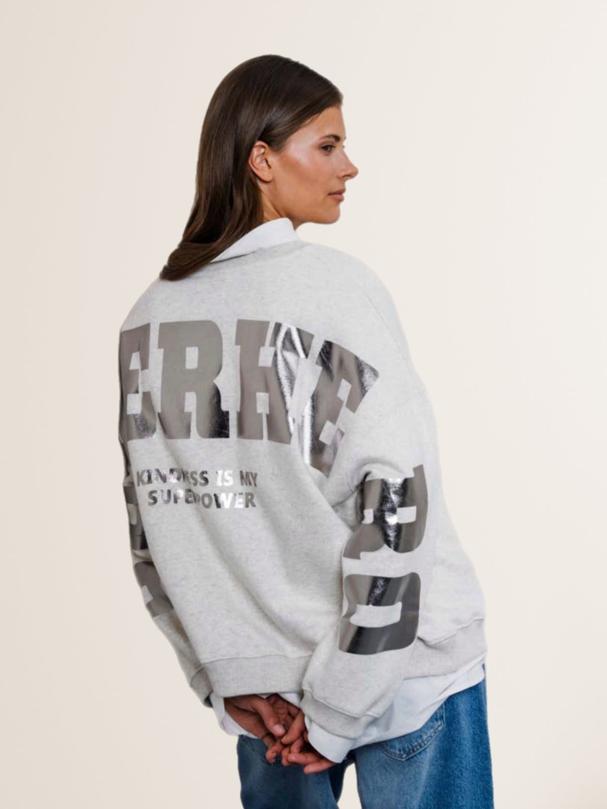 Oversized Sweatshirt SUPERHERO in Hellbeige Melange mit Folienprint Silber