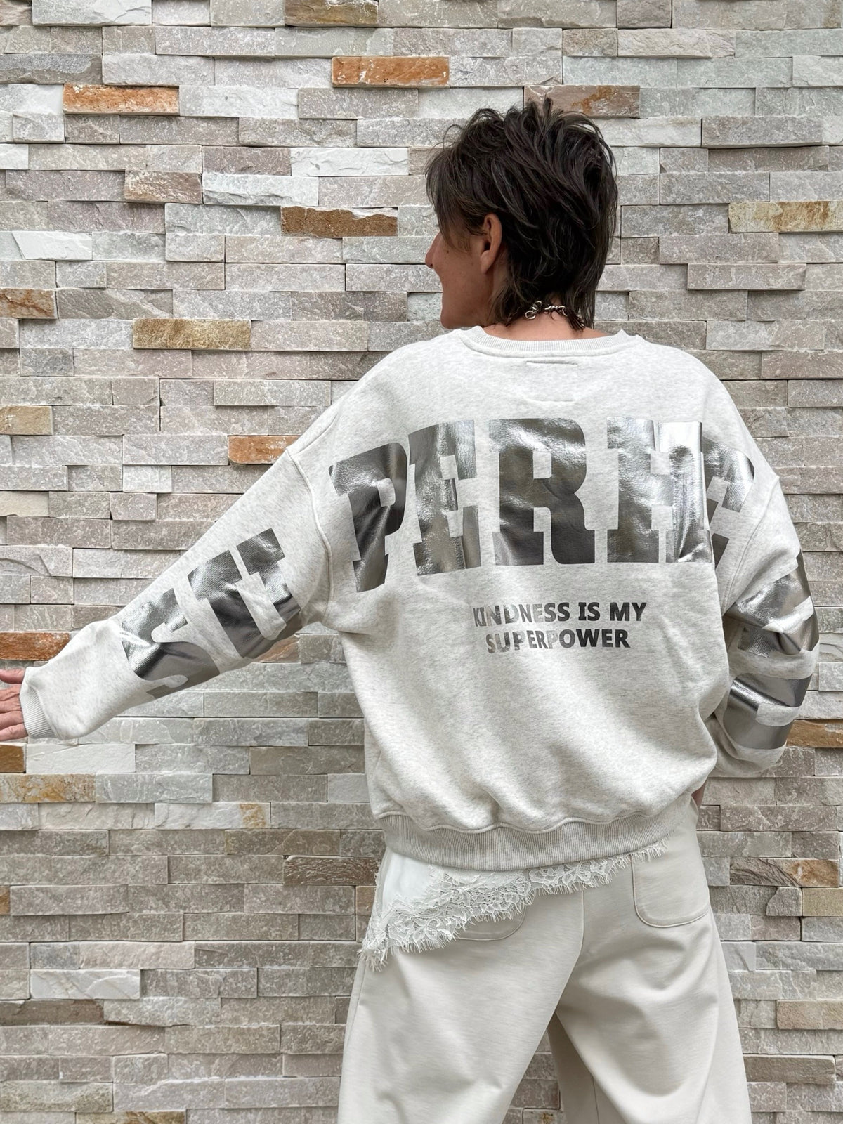 Oversized Sweatshirt SUPERHERO in Hellbeige Melange mit Folienprint Silber