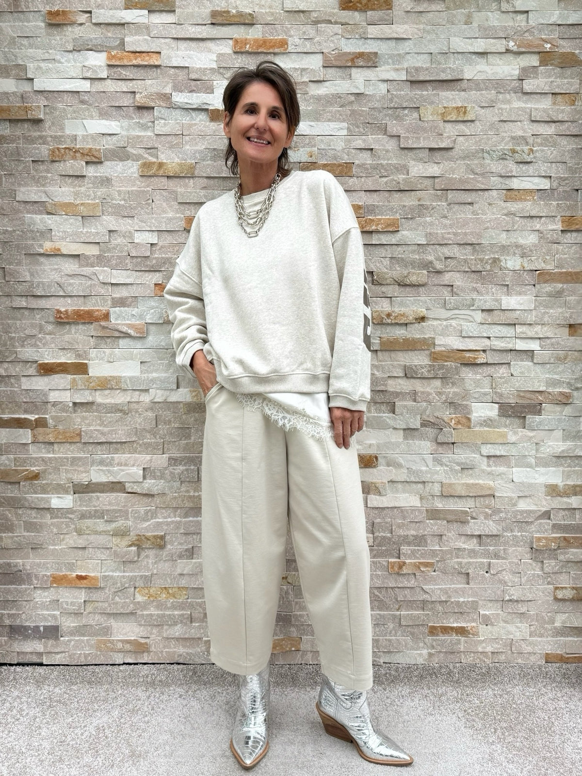 Oversized Sweatshirt SUPERHERO in Hellbeige Melange mit Folienprint Silber