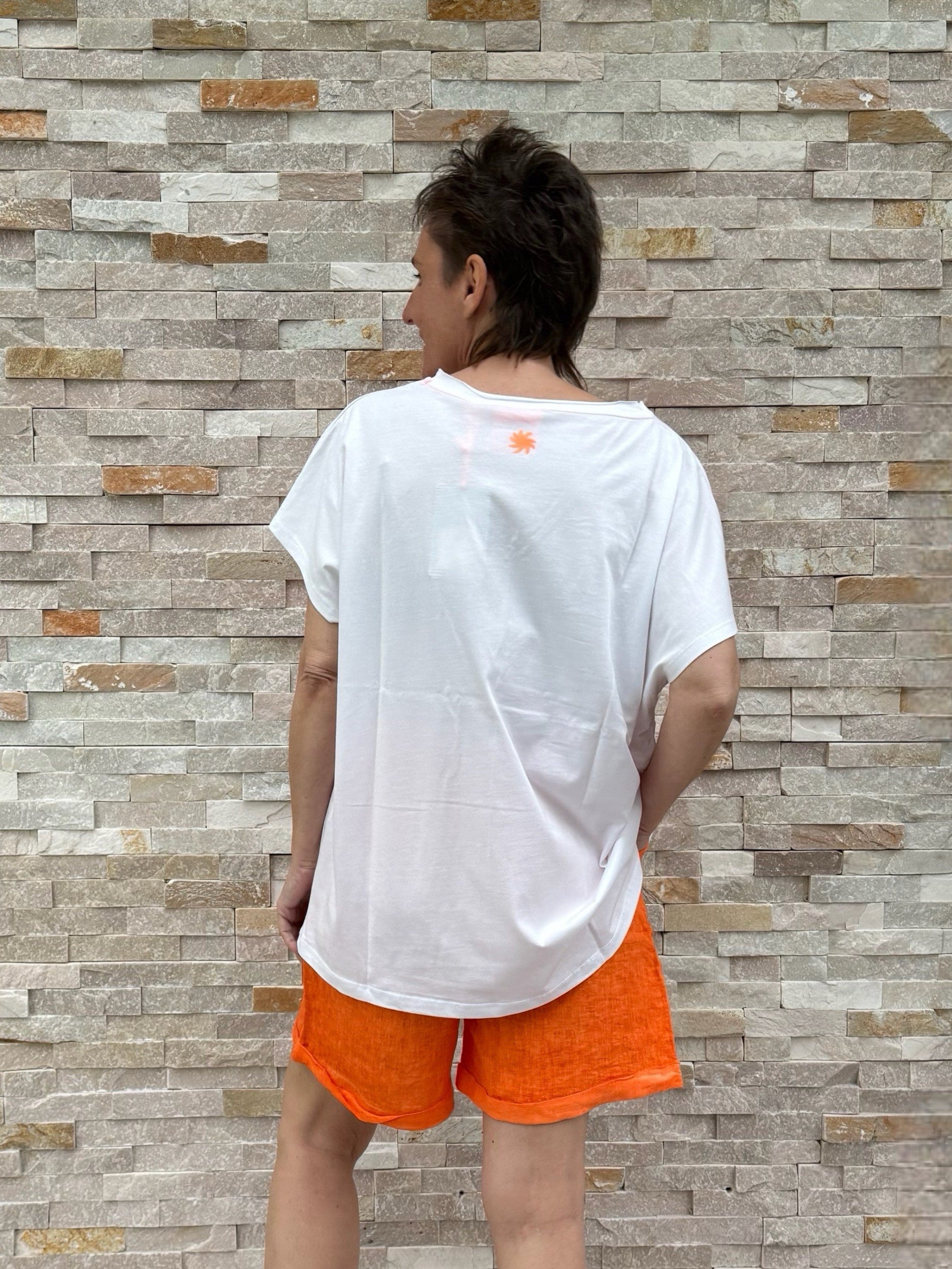 Oversized Shirt ON VACATION in Offwhite mit Neon Orange