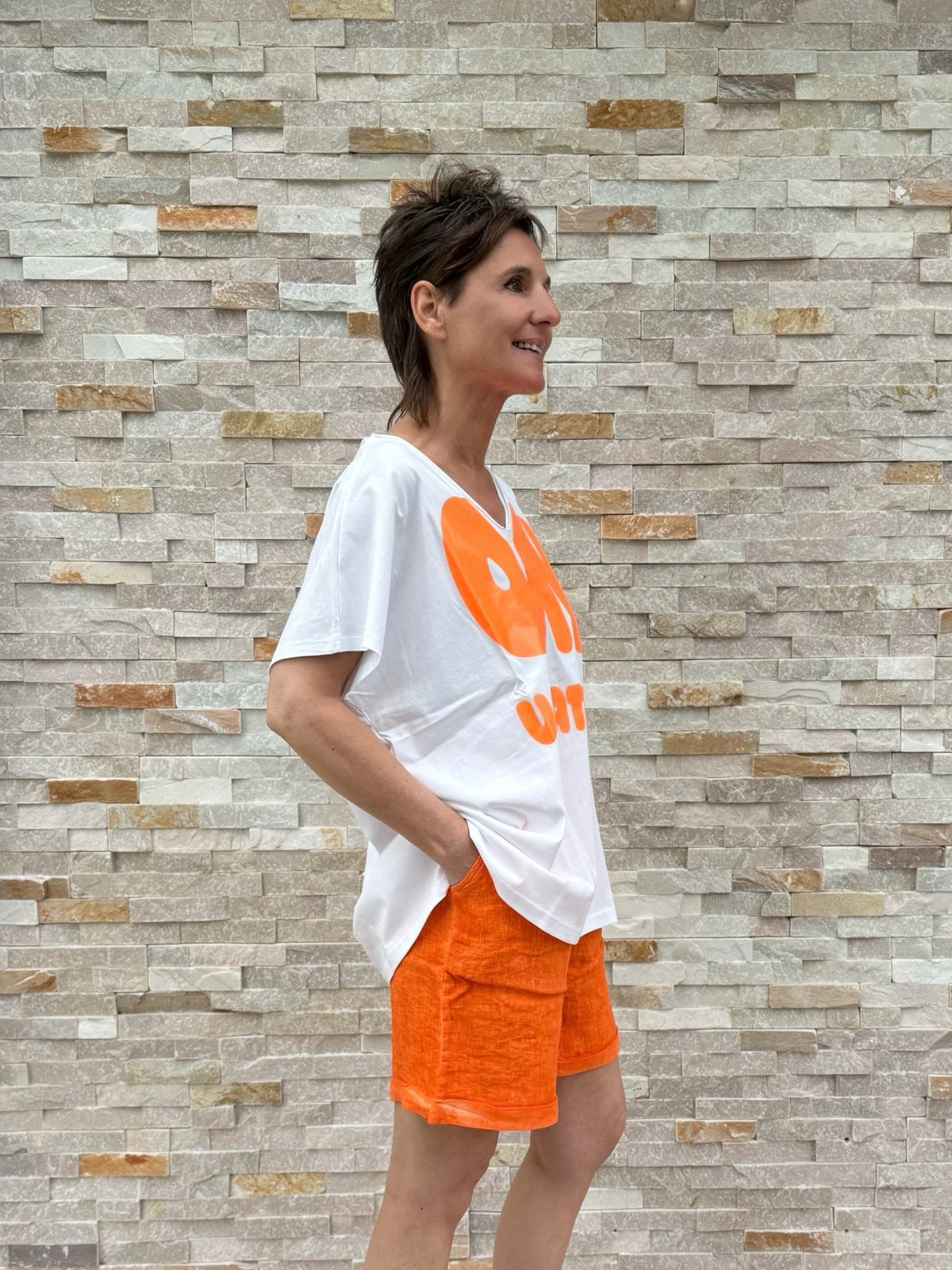 Oversized Shirt ON VACATION in Offwhite mit Neon Orange
