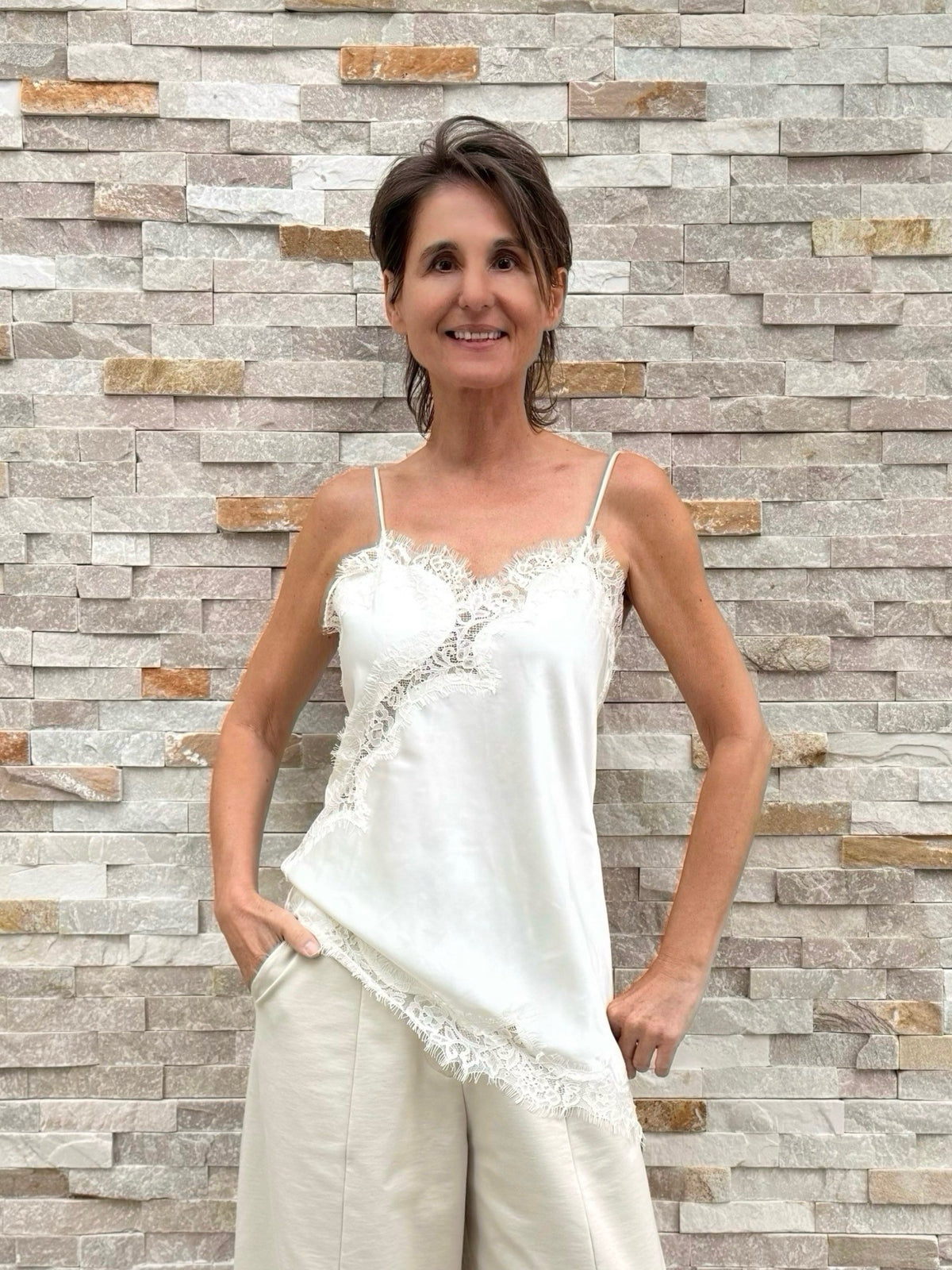 Asymmetrisches Spitzen Top in Creme