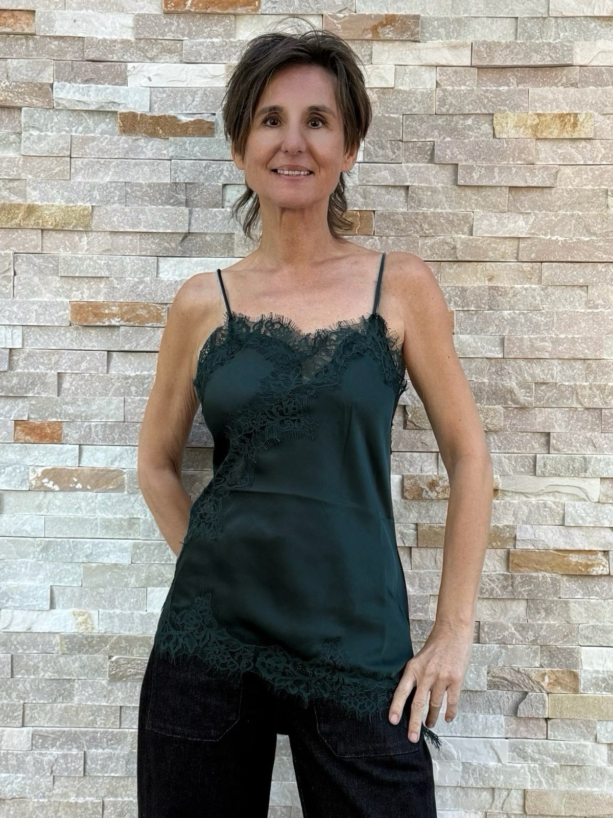 Asymmetrisches Spitzen Top in Pine Green