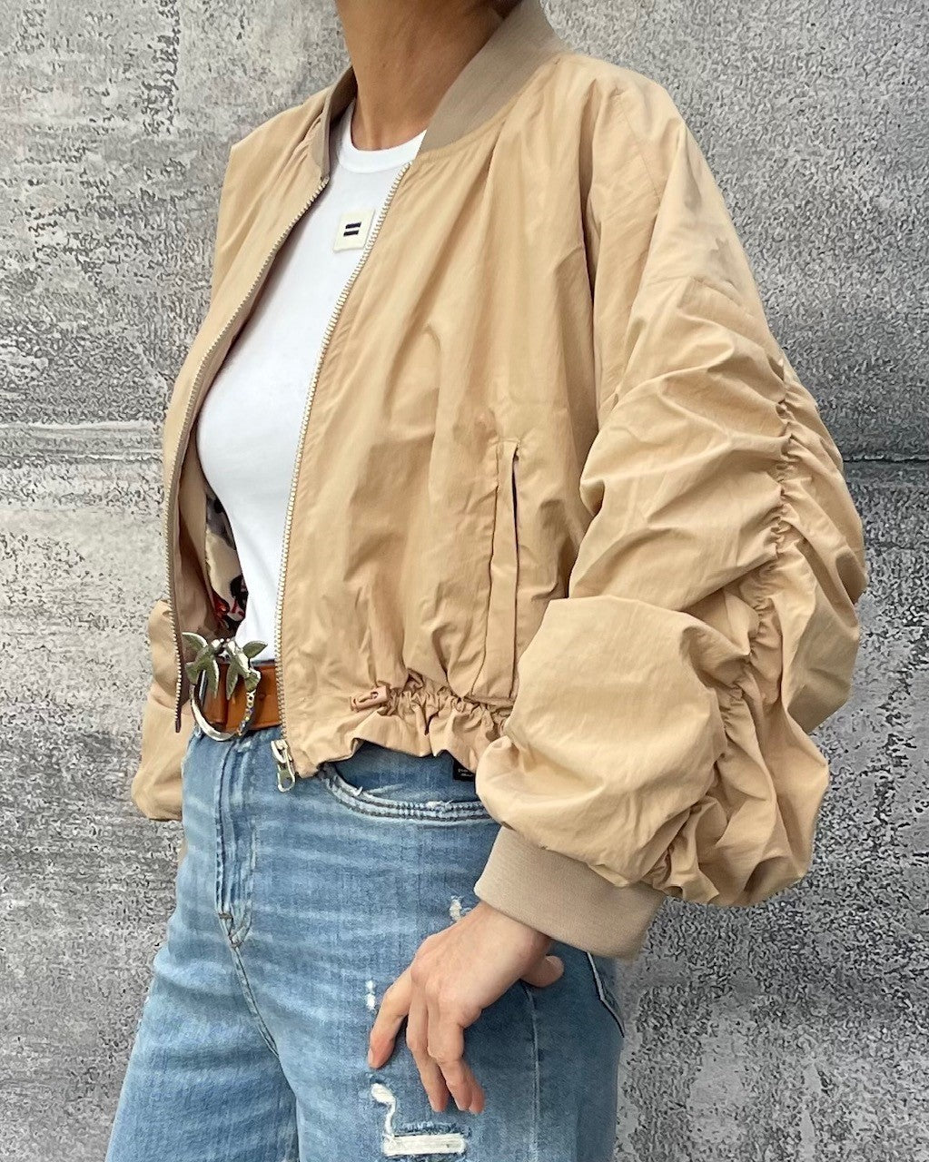 Kurzer Blouson mit gerafften Ärmeln Beige