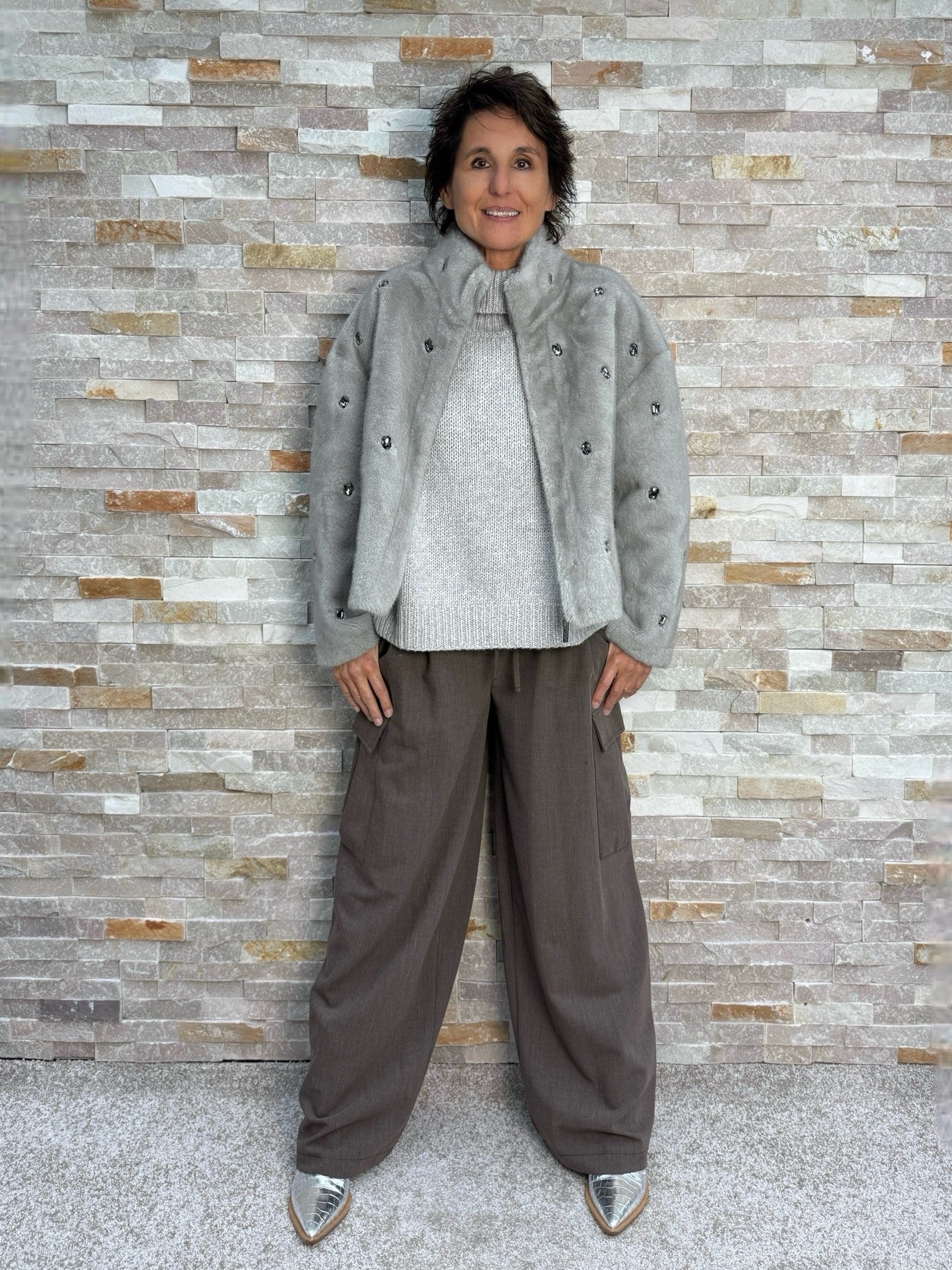 Fake Fur Jacke mit Schmucksteinen in PERLA