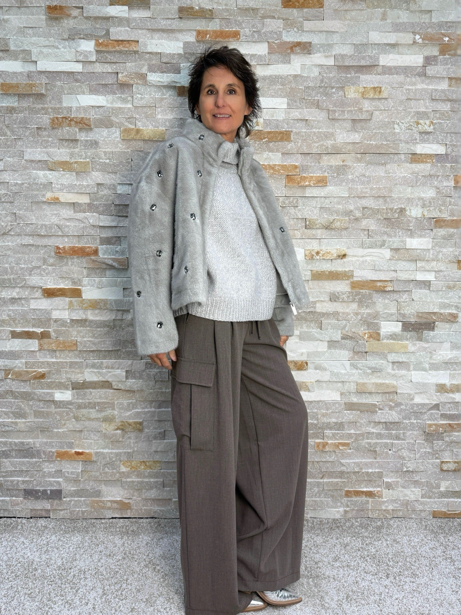 Fake Fur Jacke mit Schmucksteinen in PERLA