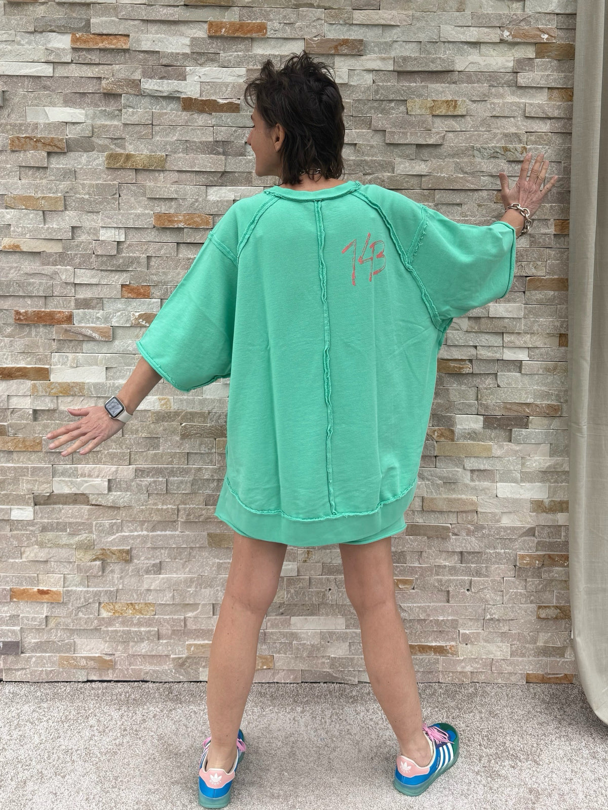 Oversized Sweatshirt LOO shorter in front in Spearmint