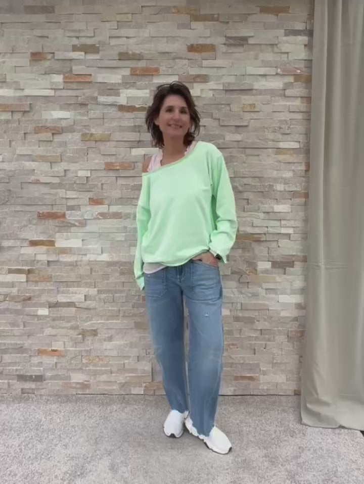 Load video: Oversized Sweatshirt WINIFRI in Mintgrün