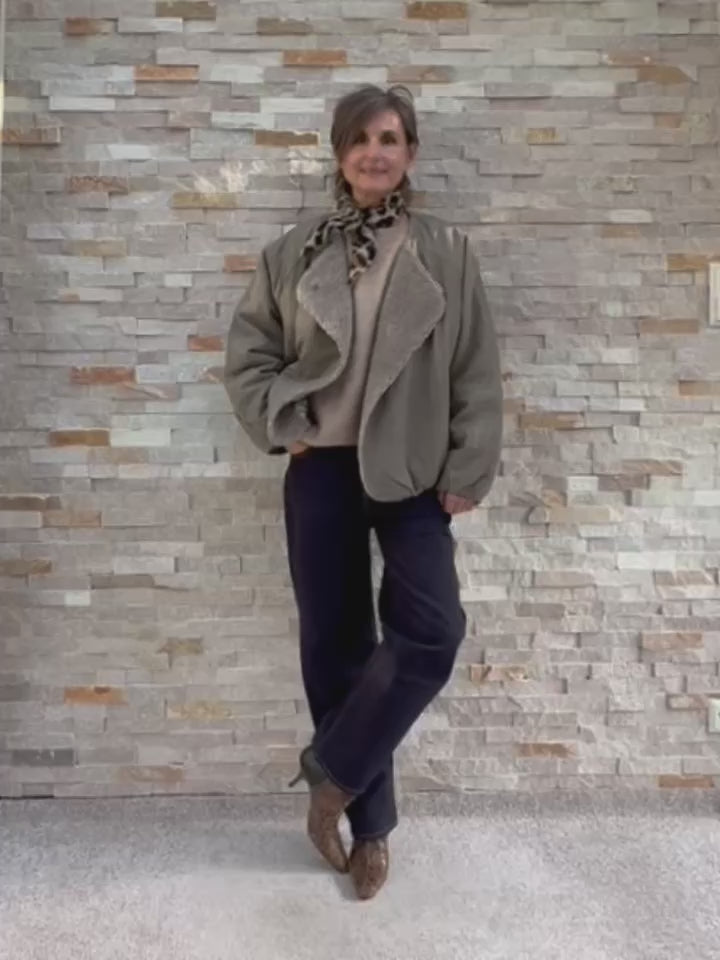 Video laden: Oversized Fit Lederjacke mit Teddyfutter in Dark Fog