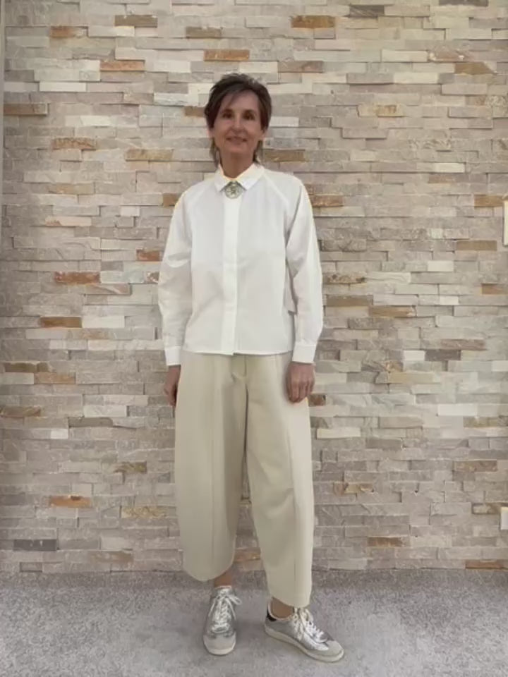 Load video: Bluse ALEX mit leichten Fledermaus Ärmeln in Offwhite