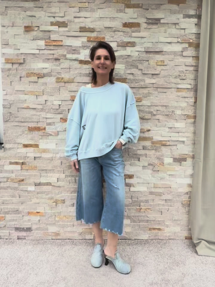 Load video: Oversized Sweatshirt SKY ORGANIC in Hellblau mit Grün
