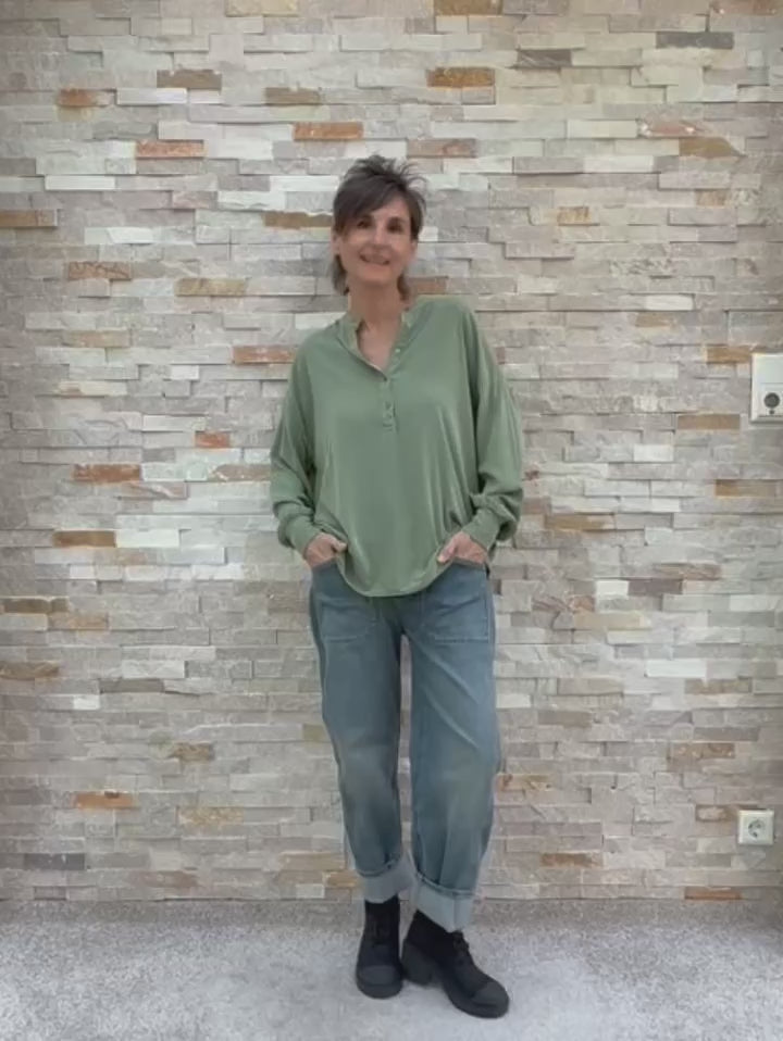 Load video: Viskose Bluse MARTY in thyme