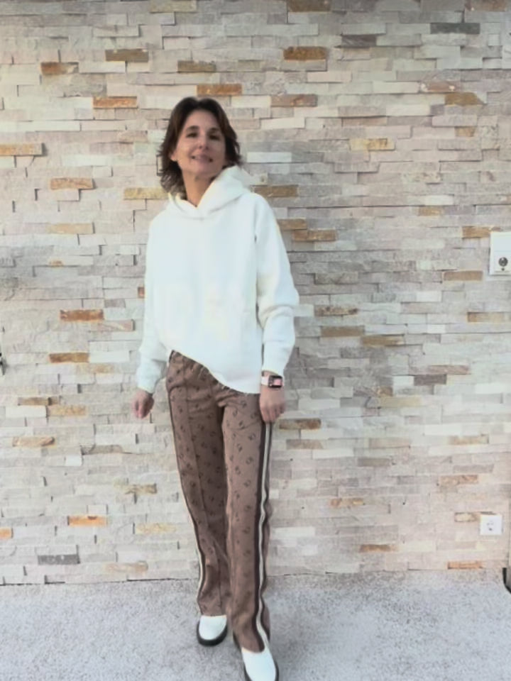 Video laden: Statement Logo Hoodie in Ecru