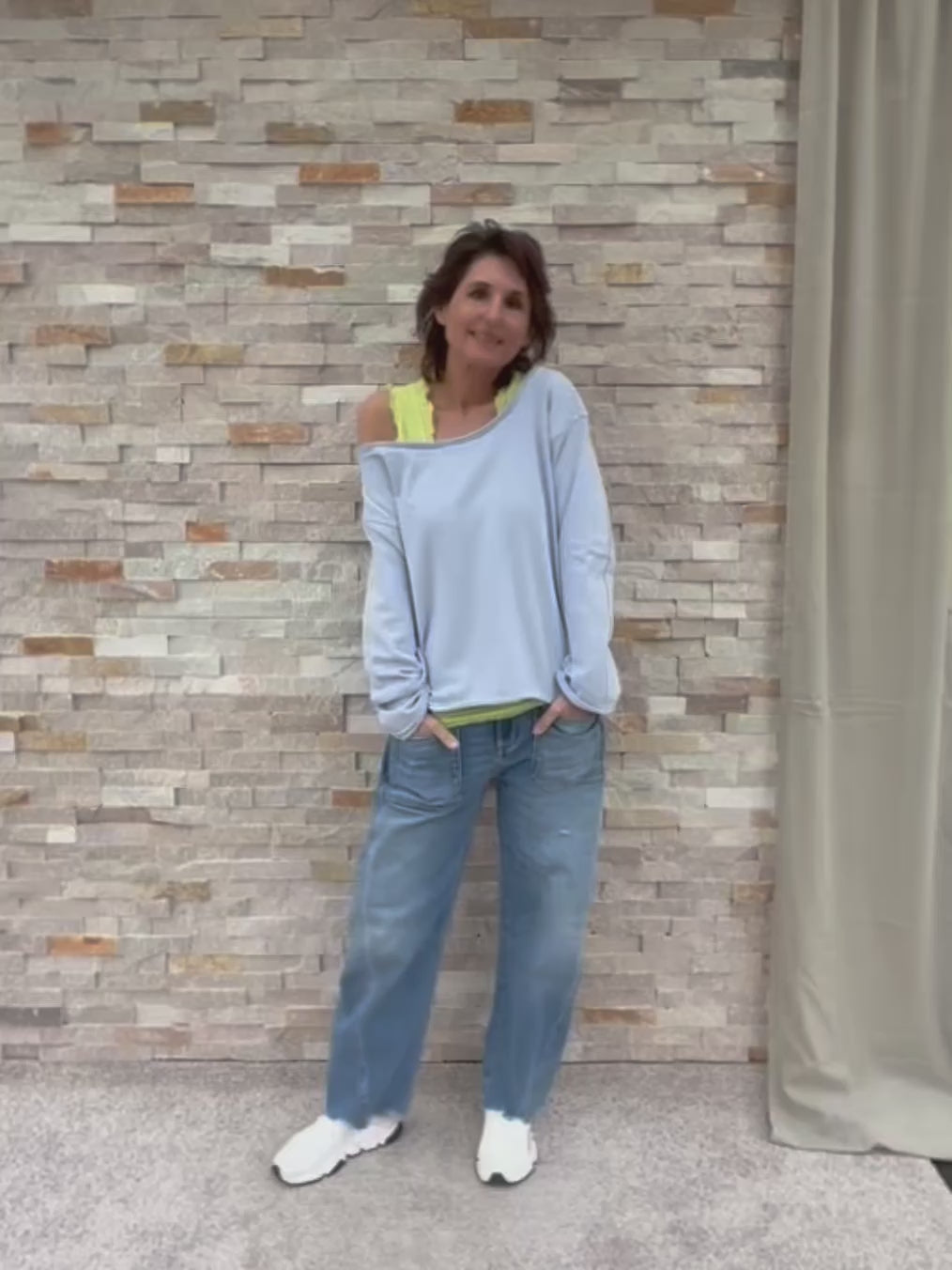 Load video: Oversized Sweatshirt WINIFRI in Blue