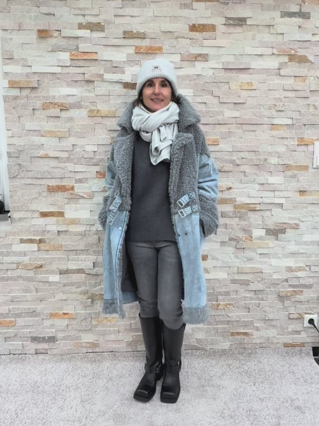 Video laden: Oversized Jeans Mantel mit Kunstpelz Blue-Grau