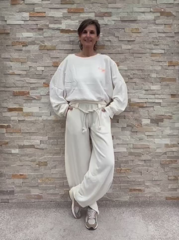 Video laden: Cropped Sweatshirt OUMILLIE in Chalk