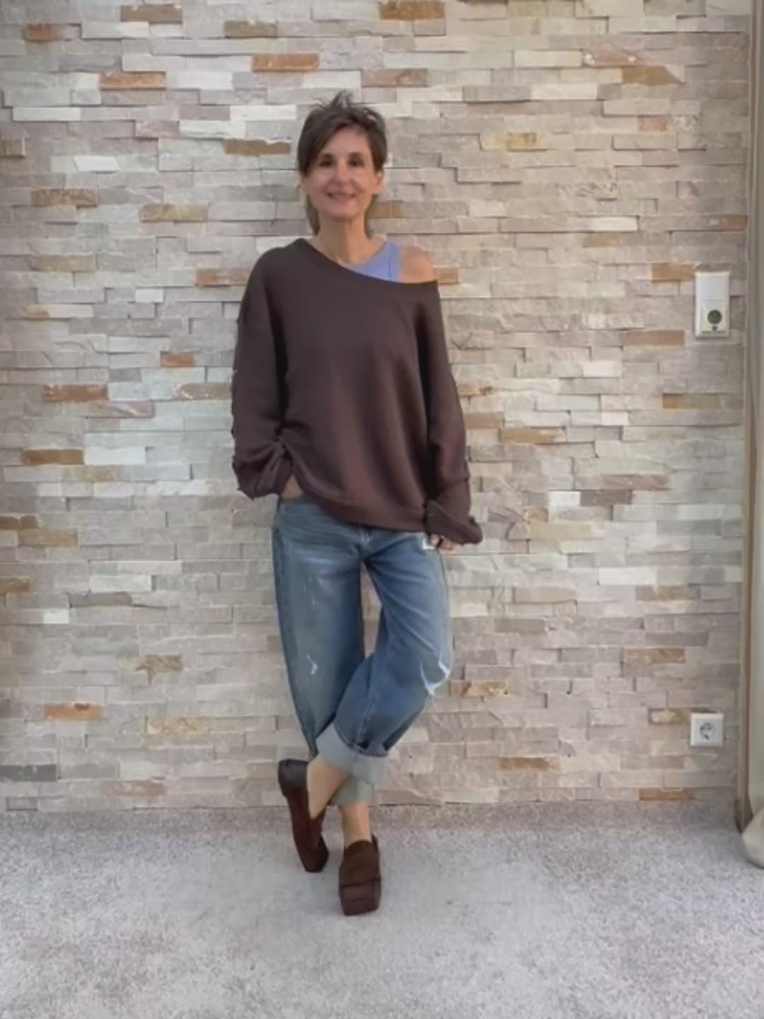 Load video: Oversized Sweatshirt SKY VOYAGING in Espresso