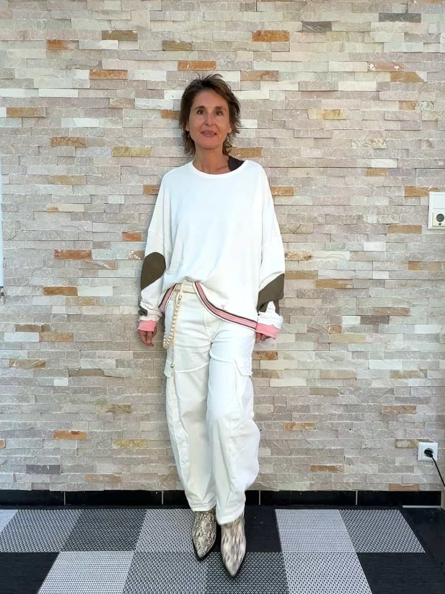 Video laden: Oversized Sweatshirt HOPEWELL mit Pik-Patches in Ice