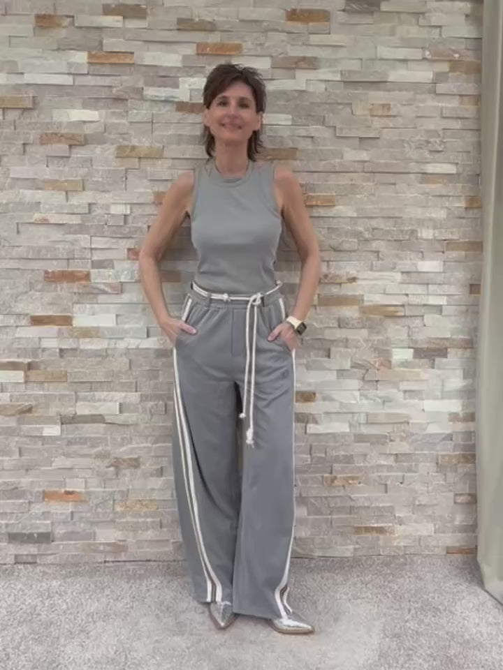 Video laden: Top mit Träger und Neckholder in Grau