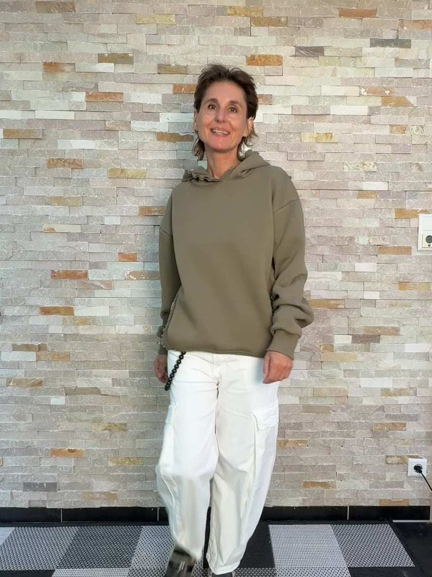 Video laden: Oversized Hoodie MANY mit Rüschen in Olive