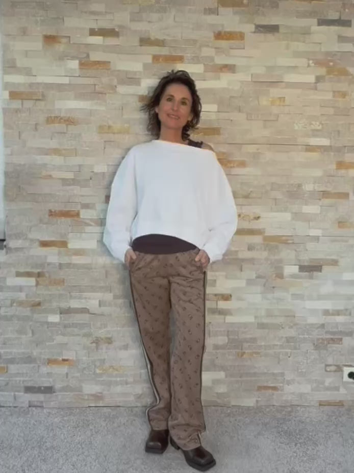 Video laden: Cropped Sweatshirt MARTI mit asymmetrischem Ausschnitt in Weiss