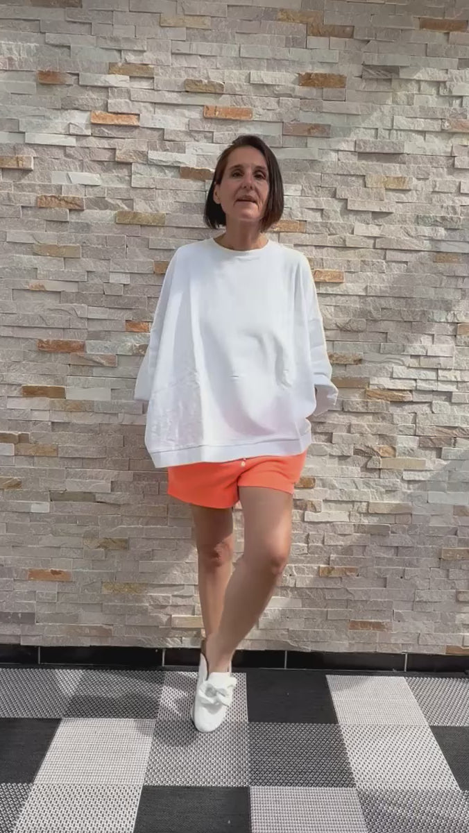 Video laden: Oversized Sweatshirt IZAR Weiß Rückenprint
