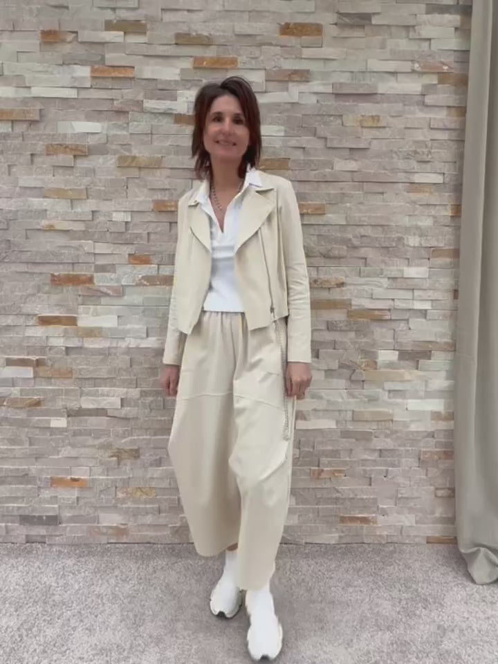 Load video: Tiefschritt Hose O-Shape in verkürzter Form Beige
