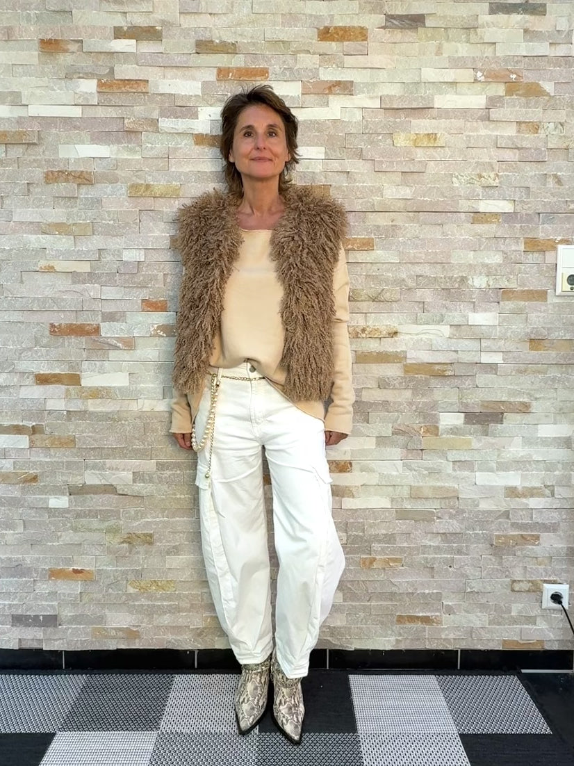Load video: Curly faux lambskin vest BETH in nuts