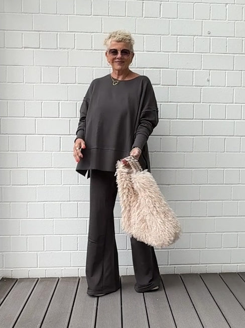 Load video: LELY wide-leg sweatpants in Dolphin 
