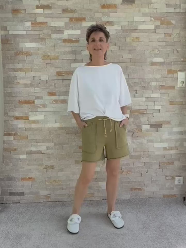 Video laden: Sweat Short Posie in Matcha Tee