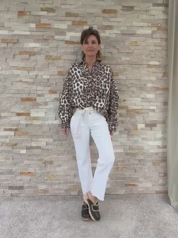 Video laden: Oversized Bluse mit Animal Print Beige-Braun
