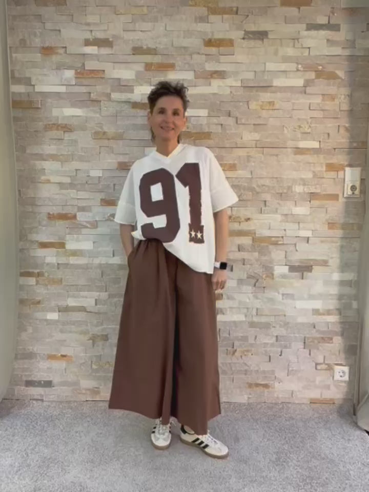 Video laden: Oversized Shirt mit "91" Druck &amp; Pailletten in Offwhite - Braun