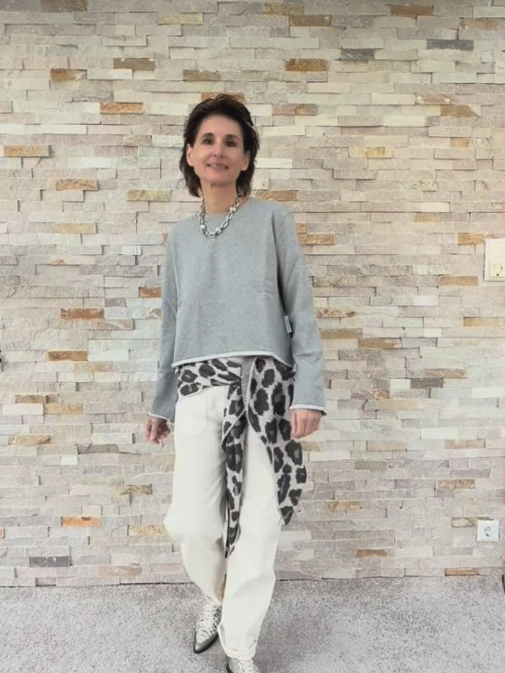 Video laden: Cropped Sweatshirt FELPA mit offenem Saum in Hellgrau