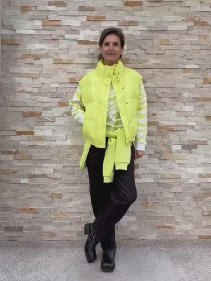 Load video: Steppweste O:WE Oversized in cool Lime