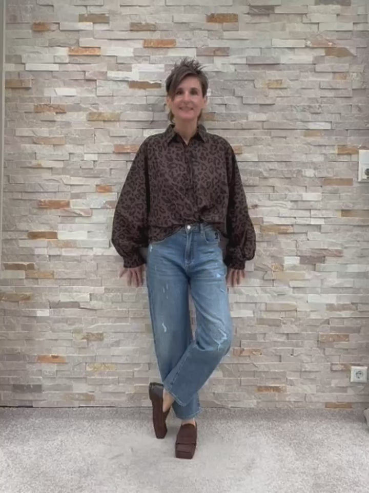 Load video: Blouse BAL:LEO with balloon sleeves and animal print in brown and black
