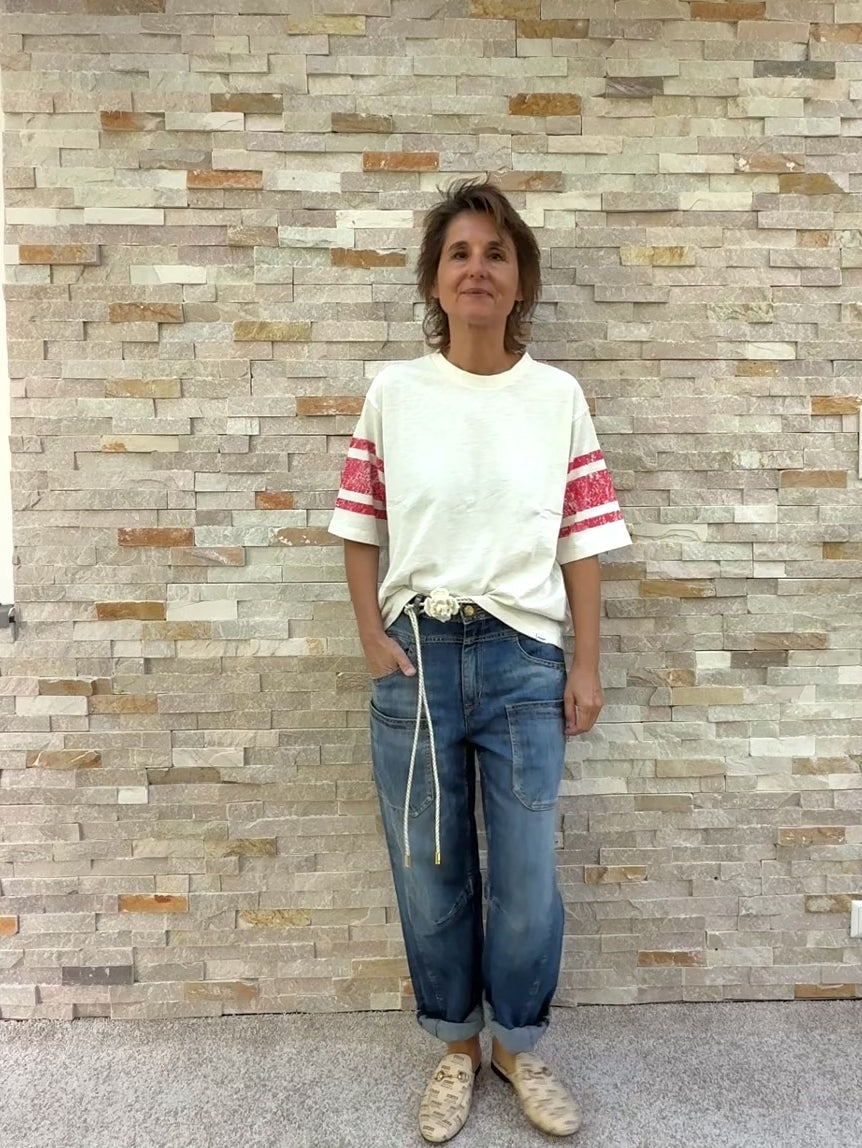 Video laden: 1/2 Arm T-Shirt mit roten Steifen in Ecru