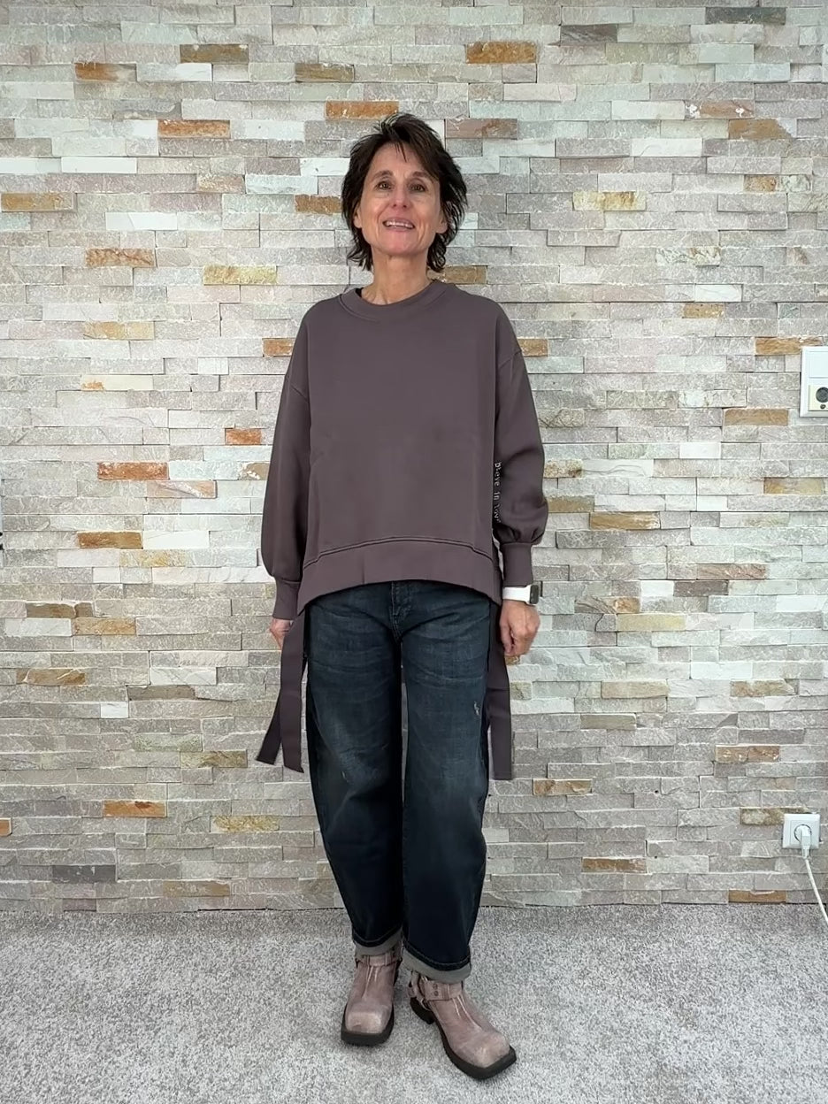 Video laden: Oversized Sweatshirt mit seitlichen Bändern in Chocolate