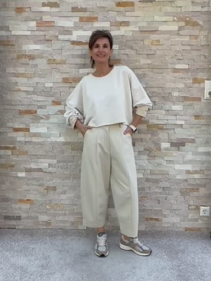 Load video: Cropped Sweatshirt LUGANO mit Rückenaufschrift in Natur