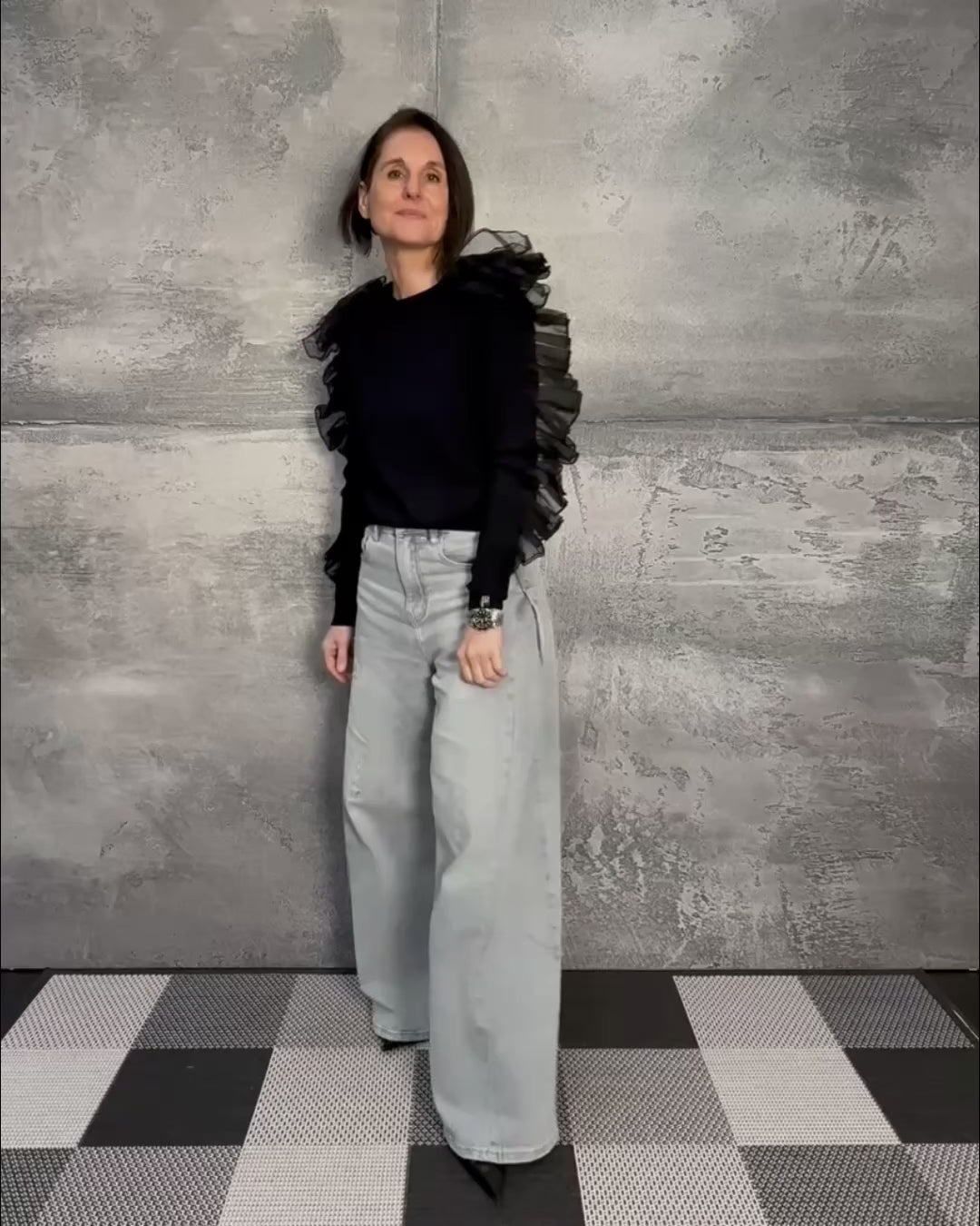Video laden: Viskose Pullover DRAMATIC mit Tüll an den Ärmeln Schwarz