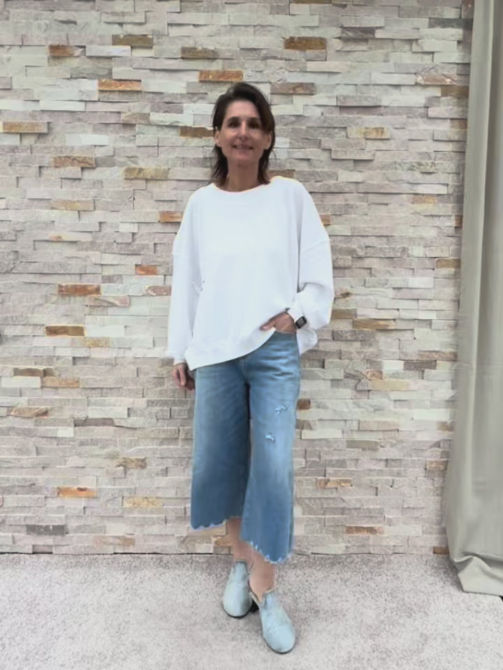 Load video: Oversized Sweatshirt SKY ORGANIC in Weiß mit Orange