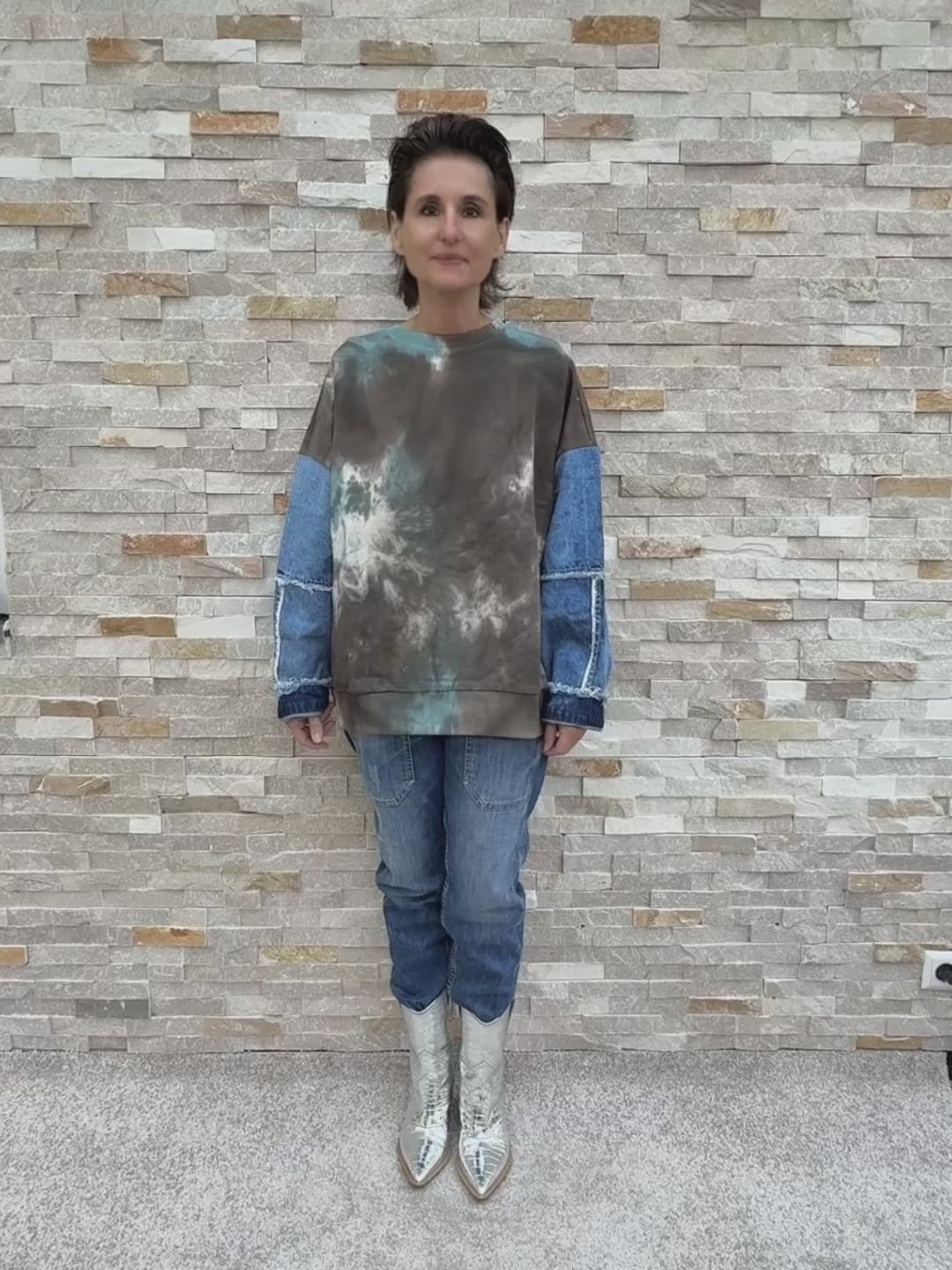 Video laden: Batik Sweatshirt mit Denim Ärmel Braun-Grün