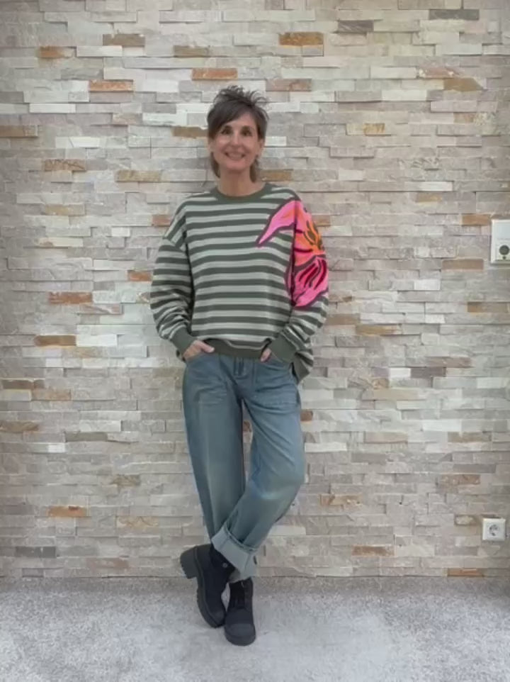 Video laden: Oversized Sweatshirt HONI mit Streifen und Applikation