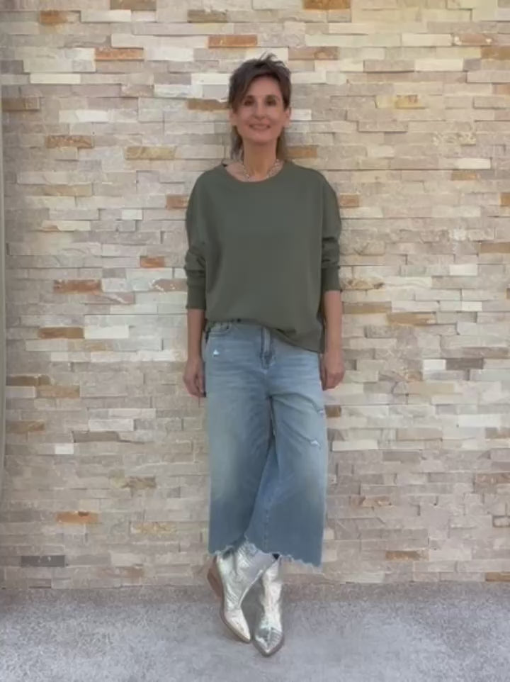 Video laden: Sweatshirt ROSE mit Rüschendetail in Thyme