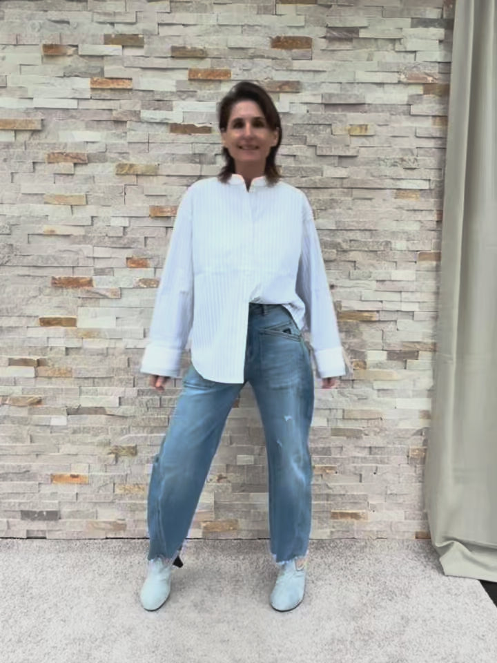 Video laden: Oversized Streifen Bluse mit Stehkragen in Weiß mit Hellblau