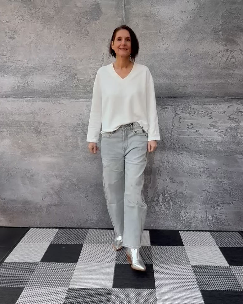 Video laden: Sweatshirt THALISA mit V-Ausschnitt und offenem Saum Offwhite